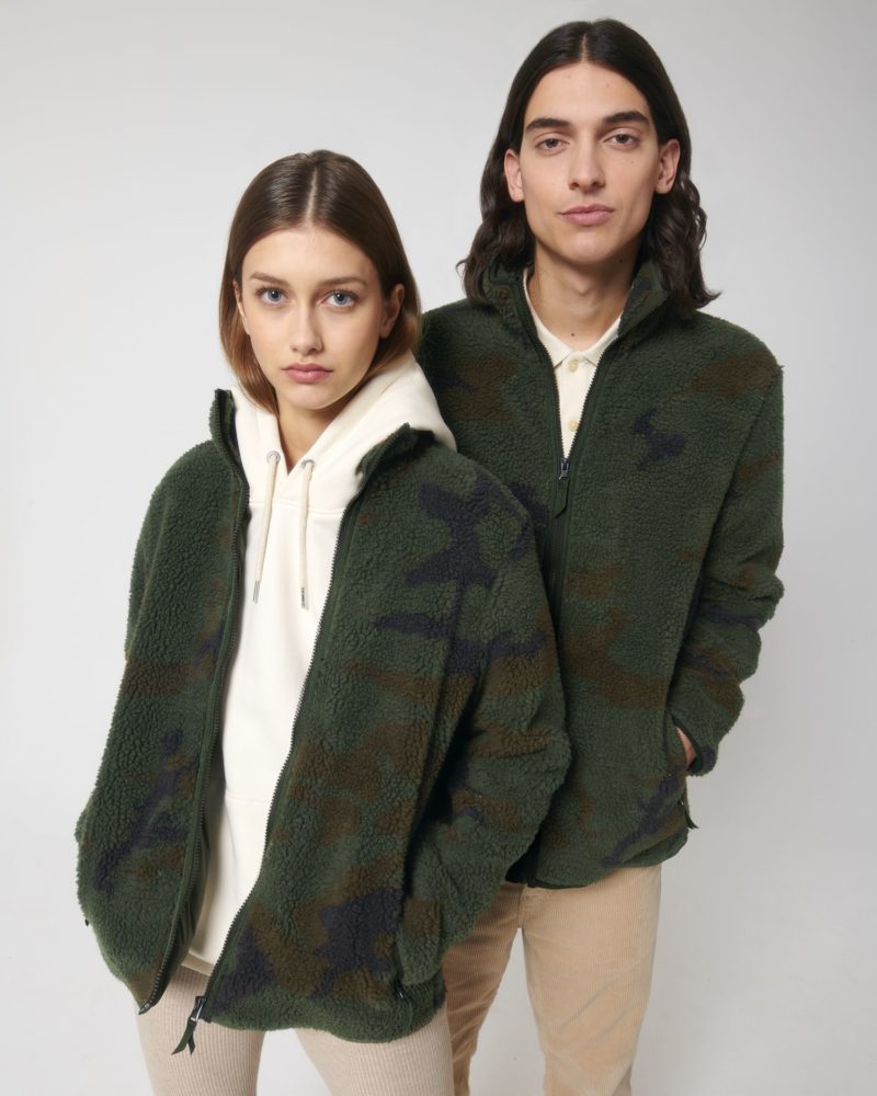 Outsider AOP STJU949 Camo Sherpa Unisex vorne