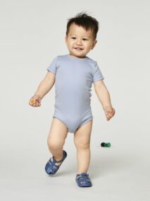 Baby Body STUB103 Serene Blue Jungen vorne