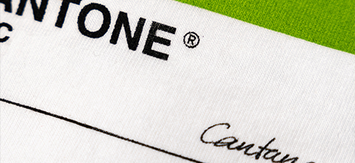 Pantone Druck auf weissem Stoff